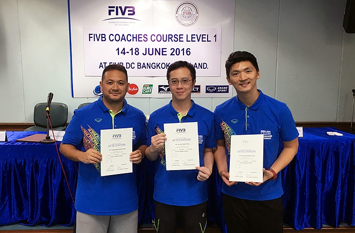 1. 馬央 （左起）、陳紹恩和蘇英杰獲國際一級排球教練資格_副本.jpg