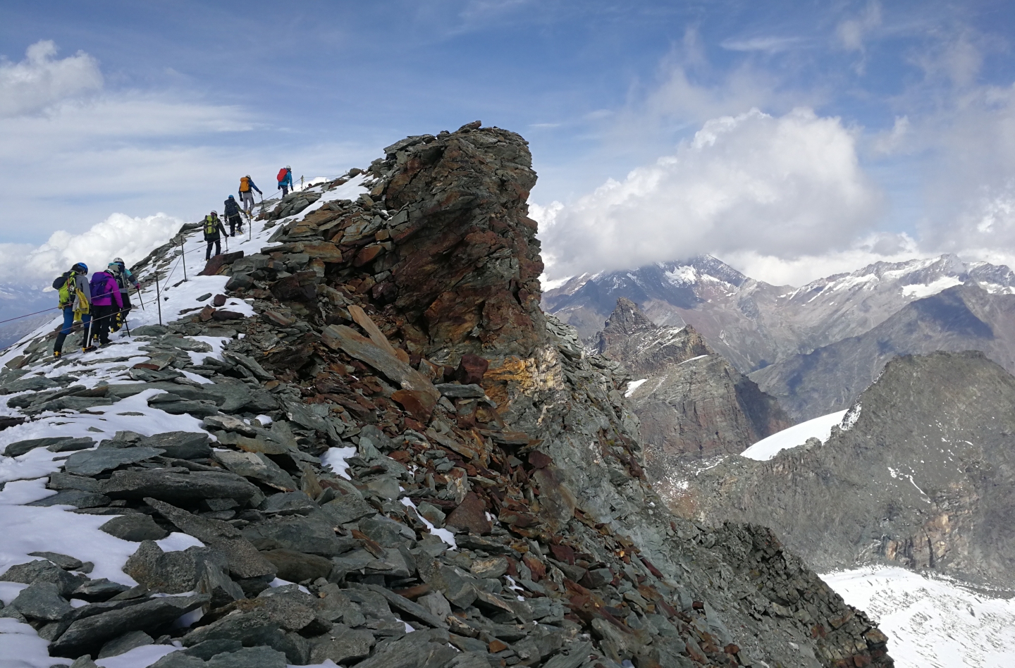 智明帶領團隊攀登瑞士阿拉林峰.jpg