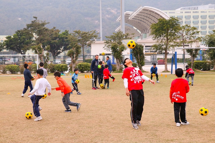 青少年參與足球體驗訓練過程.JPG