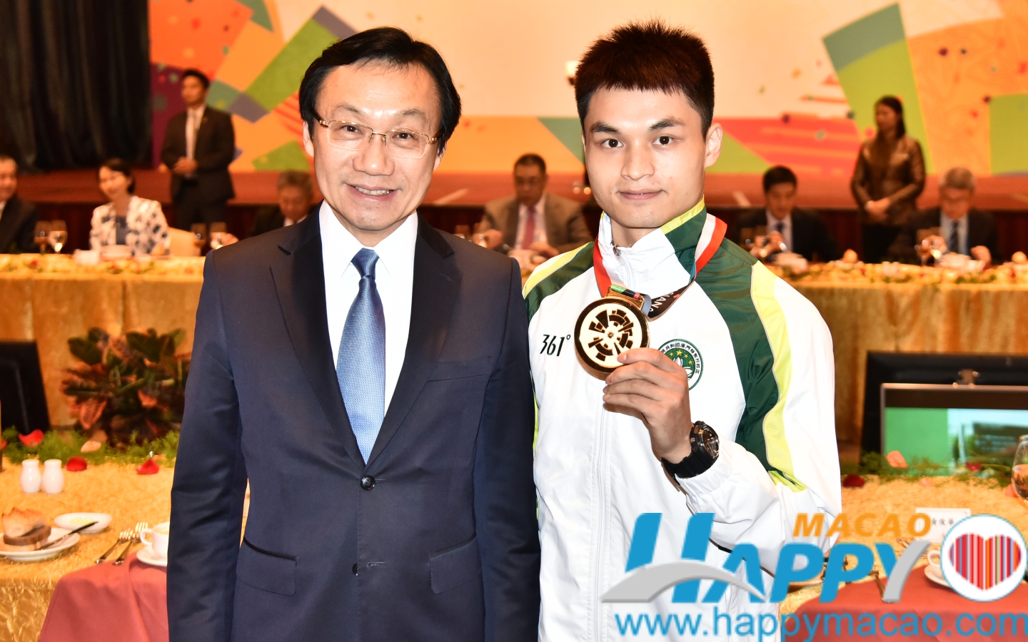 文化司司長譚俊榮（左）希望獲獎運動員能宣揚頑強拼搏的體育精神.jpg