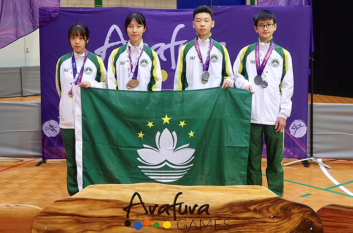 圖1 乒乓球團體賽男、女子隊同獲獎牌_副本.jpg