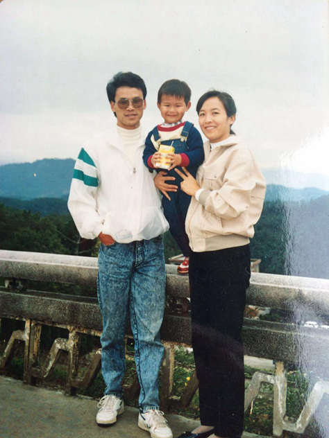 06爸爸陳步倩(左)、媽媽崔綺華對陳子寧的體育人生影響甚深。.jpg
