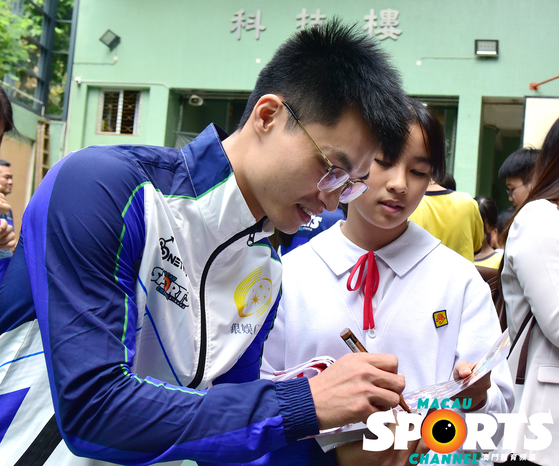 12學生們把握機會向已有退役時間表的武術大師兄黃俊華索取簽名.JPG