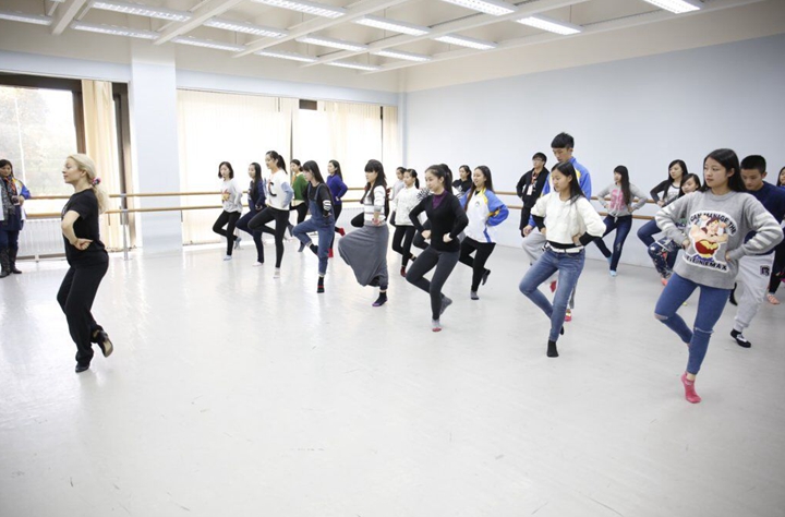 莫斯科市少年宮_本澳學生向當地導師學習舞步_副本.jpg