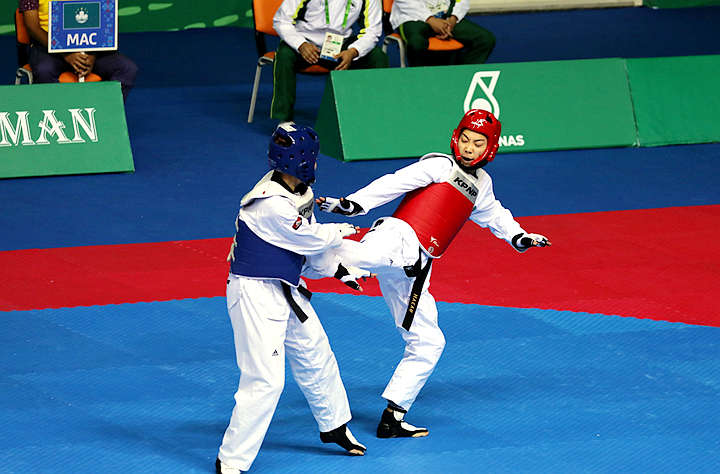 圖1.馮瀟(紅)正在攻擊對手.JPG