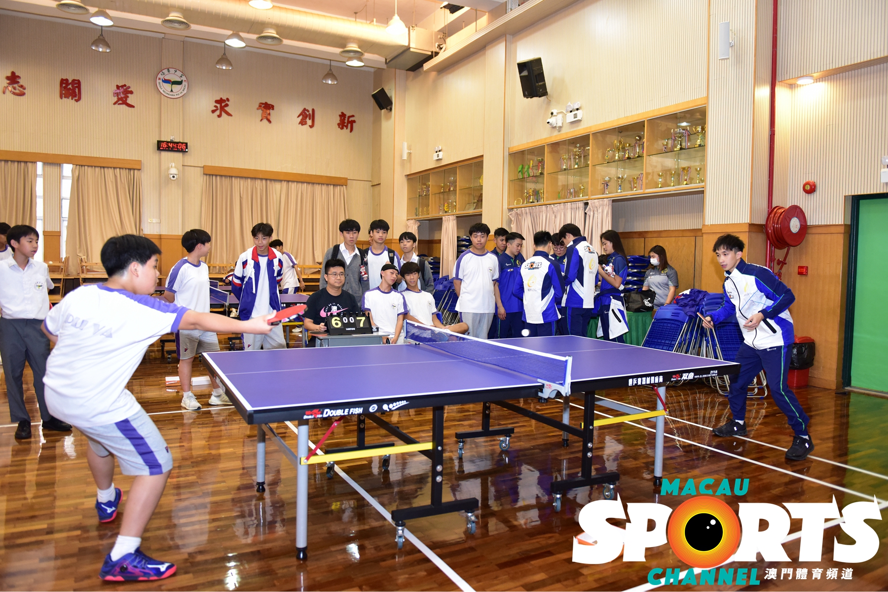 張子澄與培華乒乓球興趣班的學生交流.JPG